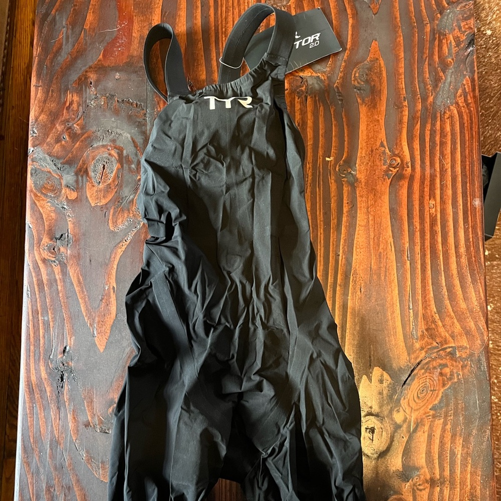 TYR Women’s Black AVICTOR 2.0 Tech Suit!